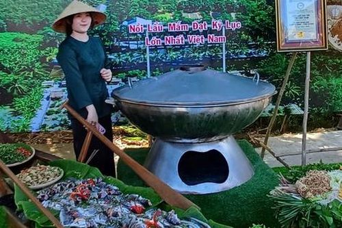 Nghỉ lễ 30/4 về Cà Mau ăn nồi lẩu mắm khổng lồ, xem tổ ong lớn nhất Việt Nam