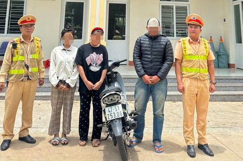 Nam thanh niên chở bạn gái, đi xe máy một bánh trên đường bị xử lý