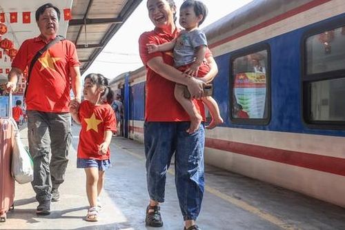 Về Thủ đô bằng tàu hỏa, trải nghiệm văn hóa, ẩm thực chỉ Hà Nội mới có