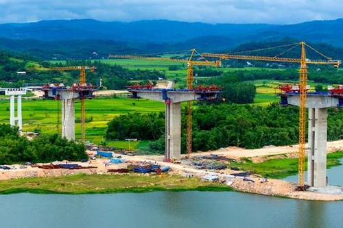 'Xẻ núi, bắc cầu' nối thông cao tốc dọc miền Trung