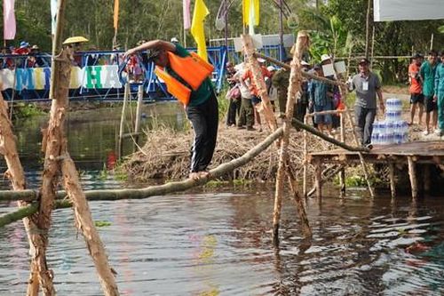 Hơn 650 vận động viên đi bộ xuyên rừng U Minh Hạ, đua xuồng, đi cầu khỉ