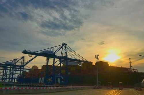 Tàu container hơn 200.000 tấn lần đầu cập cảng SSIT
