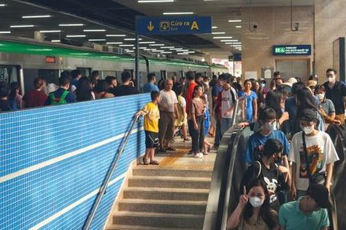 Metro Hà Nội đông nghẹt ngay giữa kỳ nghỉ lễ 30/4