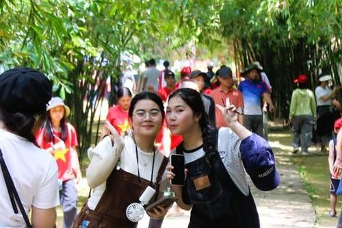 Địa đạo Vịnh Mốc trên 'đất lửa' Quảng Trị nườm nượp khách tham quan