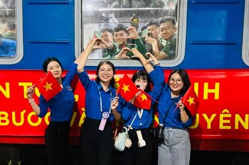Bịn rịn giờ phút chia tay người lính, tiếng còi tàu sắp rời sân ga