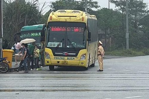 CSGT Yên Bái xử phạt một nhà xe chở quá 29 hành khách