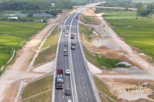 Cao tốc qua Hà Tĩnh nhộn nhịp ngày đầu kỳ nghỉ lễ 30/4 - 1/5