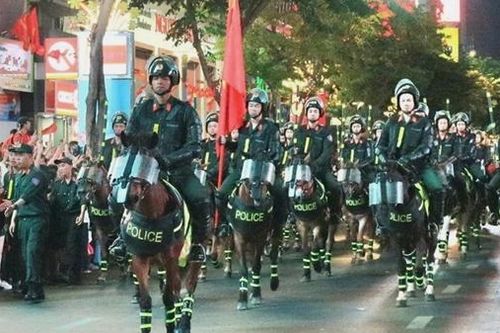 Đoàn kỵ binh xuất hiện tại phố đi bộ Nguyễn Huệ tối 30/4 khiến người xem trầm trồ