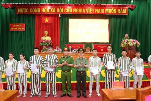 Phấn đấu trở thành công dân tốt với xã hội