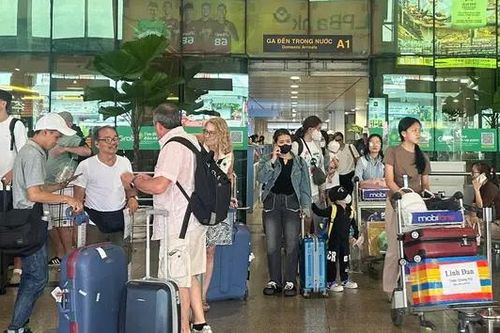 Ngày 30/4 sân bay Tân Sơn Nhất đón 115.000 lượt khách