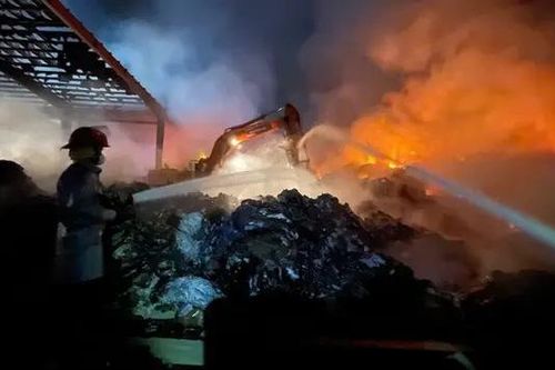 Xuyên đêm xử lý vụ cháy bãi phế liệu