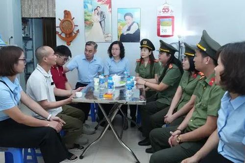 CA Hà Nội hỗ trợ gia đình nữ công nhân tử nạn