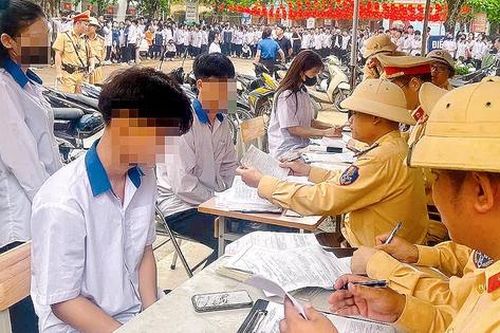 Cảnh sát giao thông ghi hình học sinh vi phạm trật tự, an toàn giao thông tận cổng trường học