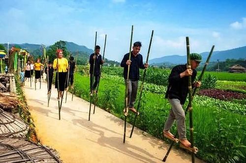 Du khách nô nức về Nghĩa Đô đi cà kheo, chơi ném còn dịp nghỉ lễ 30/4 - 1/5