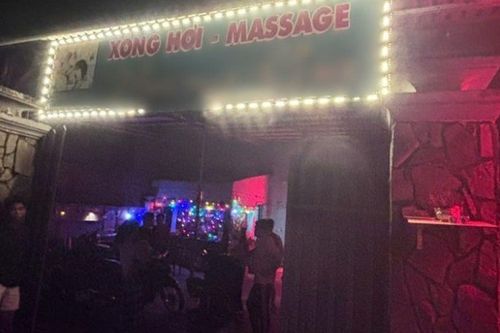 Bắt quả tang 4 nữ tiếp viên mặc 'mát mẻ', phục vụ 'quý ông' tại cơ sở massage ở Đồng Nai
