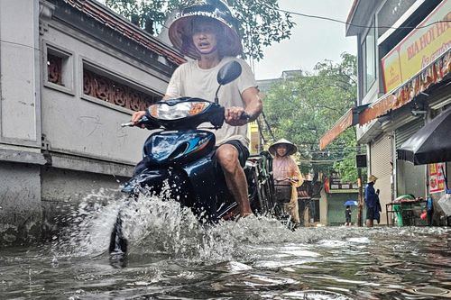 Nhiều tuyến đường ở Hà Nội ngập sâu sau trận mưa lớn sáng 1/5