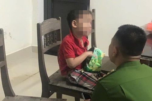 Công an giúp bé trai lạc mẹ khi đi tắm biển kỳ nghỉ lễ 30/4 ở Huế