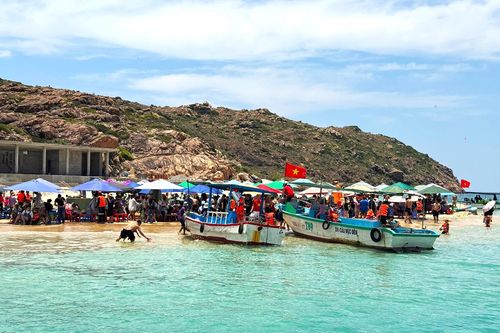 Mô tô nước lao vào bờ, một cháu bé thiệt mạng