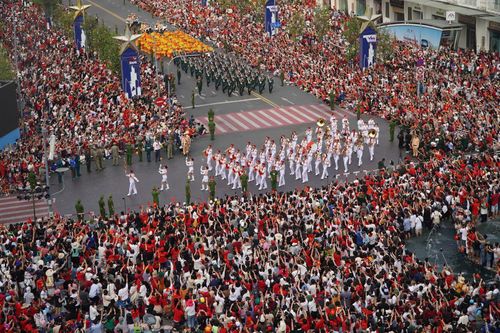Trời đất giao hòa, vui cùng non sông