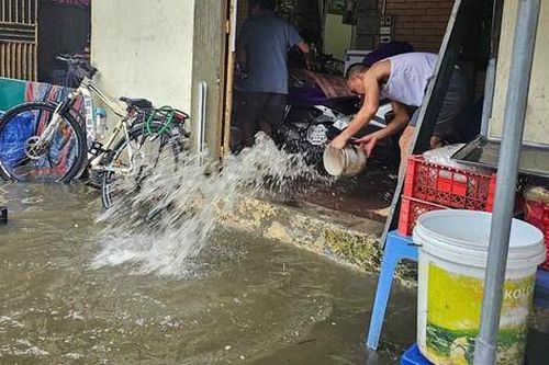 Ngày thứ hai nghỉ lễ 30/4 - 1/5, một số tuyến phố, nhà dân ngập sâu vì mưa lớn
