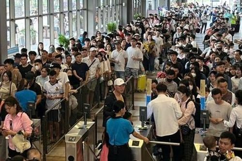 Du khách chen nhau đổ về Hải Phòng nghỉ lễ 30/4 - 1/5
