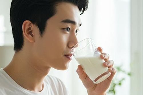 Sữa nguyên chất có dinh dưỡng, lợi ích và rủi ro gì?