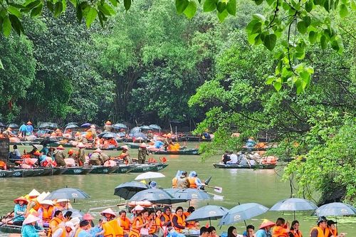 Du khách 'đội mưa' đi du lịch Ninh Bình