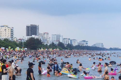 Các bãi biển ở xứ Thanh đông nghịt người dịp nghỉ lễ