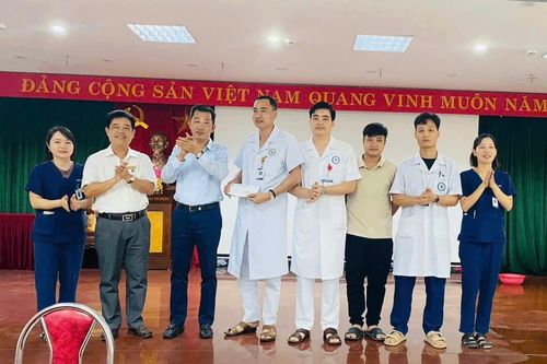 Khen thưởng ê-kíp bị hành hung khi nỗ lực cấp cứu bệnh nhi