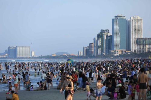 Biển Đà Nẵng đông kín người dịp lễ 30.4 - 1.5