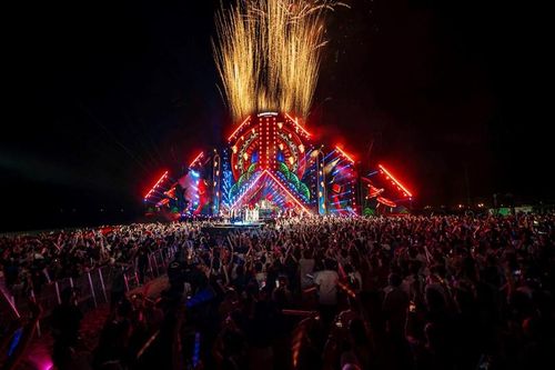 Biển người đổ về trung tâm Đồng Hới xem đại nhạc hội Legend Fest