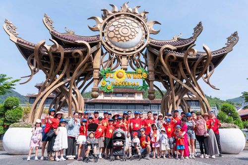 Du khách hào hứng check in không gian rực rỡ cờ hoa tại Sun World Ba Na Hills