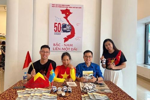 Triển lãm 'Tự hào một dải non sông' tạo sức hút mạnh mẽ dịp nghỉ lễ tại Hà Nội