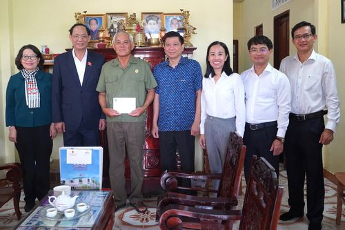 Phó Chủ tịch Quốc hội thăm gia đình chính sách tại Côn Đảo