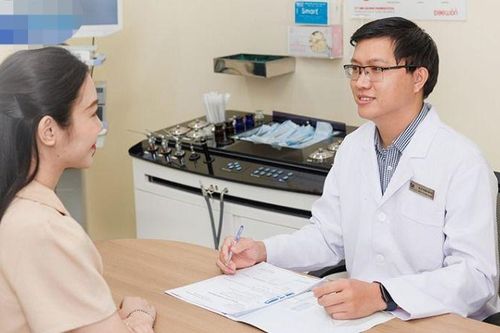 Tổn thương biểu mô giác mạc vì nhỏ chanh để chữa đau mắt