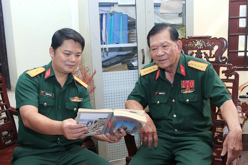 Người hai lần hạ máy bay địch