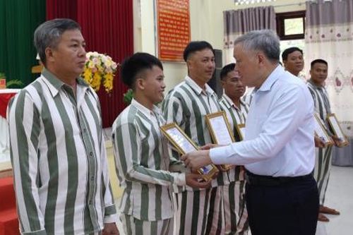 Phó Thủ tướng Thường trực Nguyễn Hòa Bình dự Lễ công bố quyết định đặc xá tại Trại giam A2