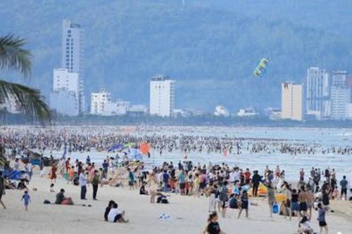 Du khách tấp nập về Đà Nẵng