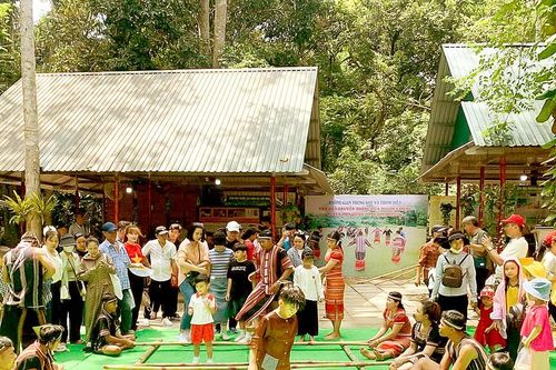 TPHCM: Nhộn nhịp khách vui chơi, mua sắm dịp nghỉ lễ