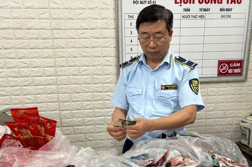 Hơn 3.700 sản phẩm là đồ ăn bán cho học sinh bị thu giữ