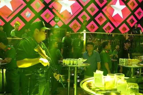Hơn 300 cảnh sát 'đột kích' quán bar Paris Night ở Bình Thuận