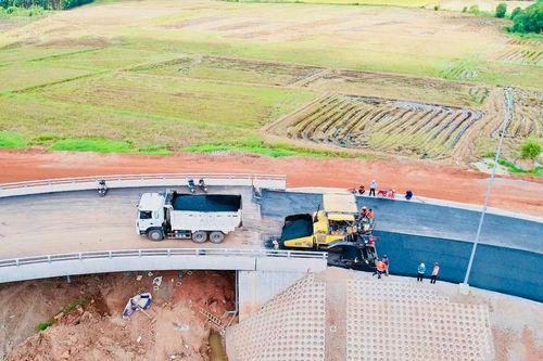 Thi công xuyên lễ trên các tuyến giao thông huyết mạch phía Nam