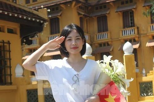 Khách nước ngoài ngưỡng mộ cách người Việt mừng 50 năm đất nước thống nhất