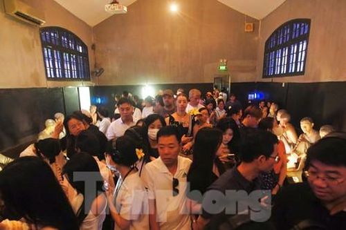Nhà tù Hỏa Lò đông nghịt, khách nhích từng bước