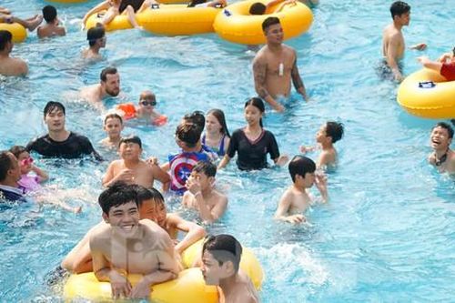 Hàng nghìn người đến công viên nước Hồ Tây vui chơi dịp lễ 30/4