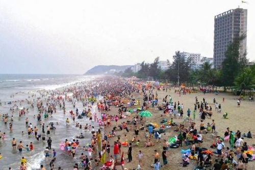 Nhiều bãi biển tại Thanh Hóa 'thất thủ' dịp nghỉ lễ