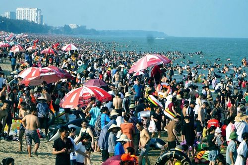 Biển Sầm Sơn 'ken' cứng người trong kỳ nghỉ lễ 30/4-1/5
