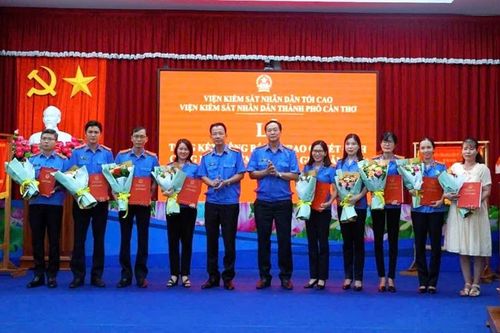 VKSND TP Cần Thơ trao quyết định công nhận danh hiệu Kiểm sát viên giỏi