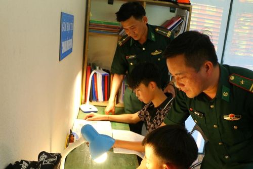 'Ở đồn với bố vui hơn ở nhà!'