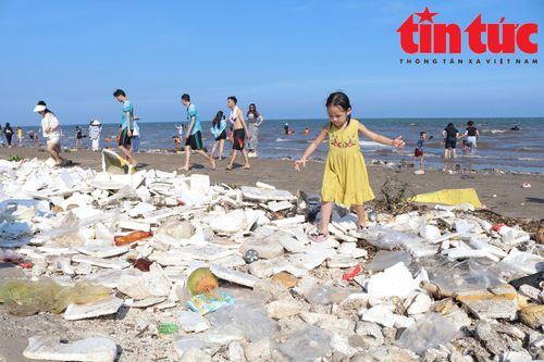Nghỉ lễ 30/4 - 1/5, bãi biển du lịch Quất Lâm 'ngập' trong rác thải